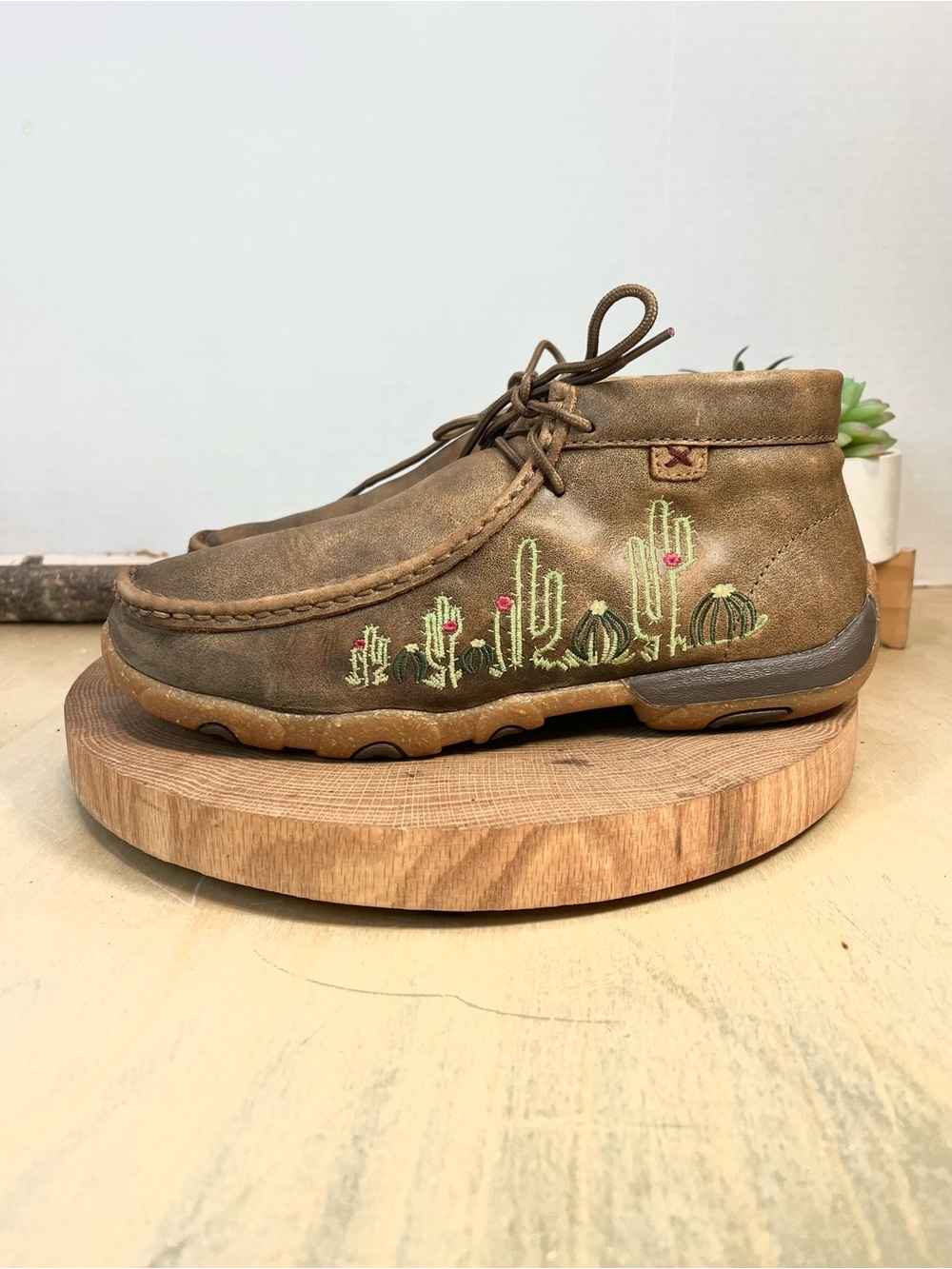 Twisted X Women's Chukka Driving Mocs cactus embroidery Size 8 - Picture 3 of 16